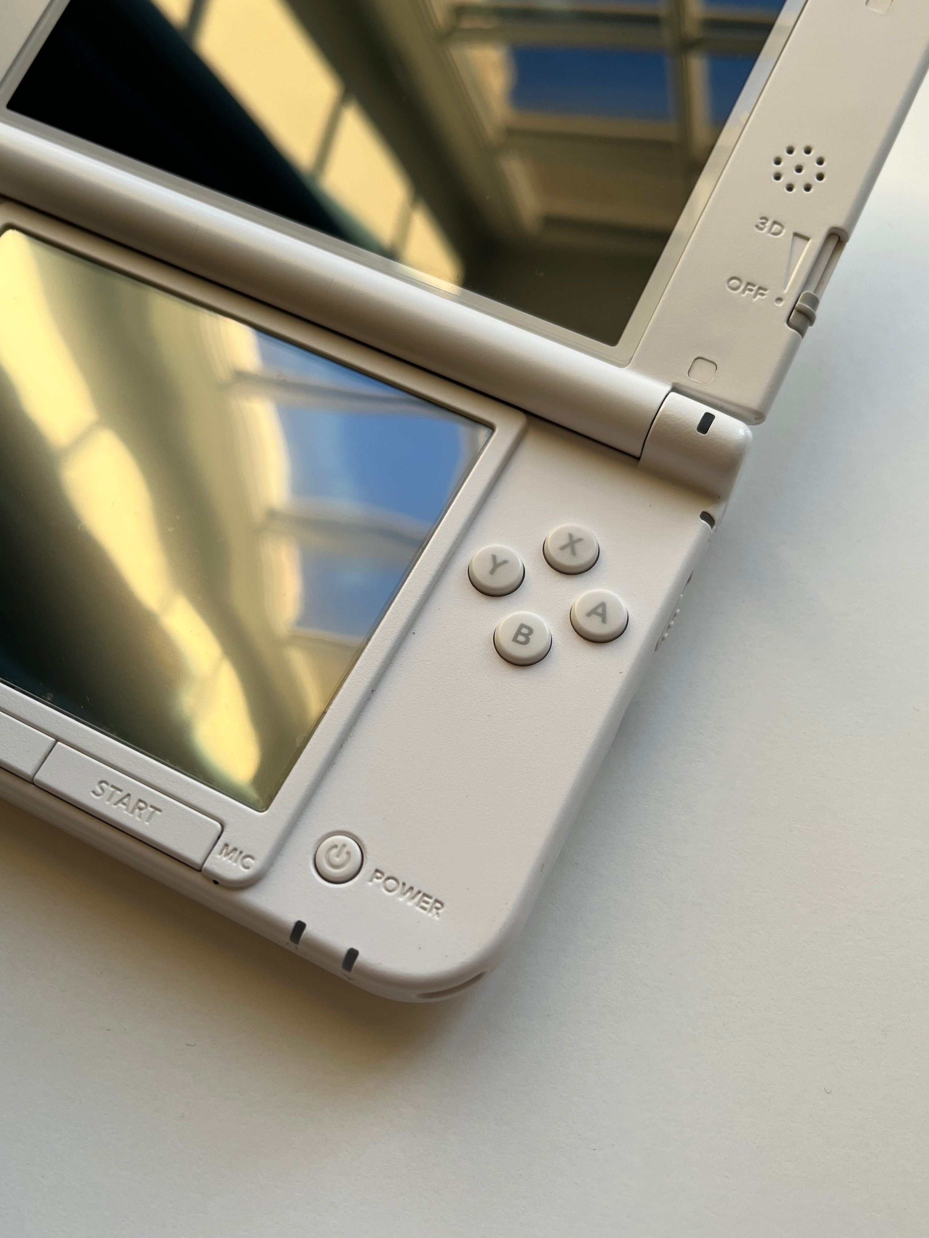 White Nintendo 3DS LL (XL)