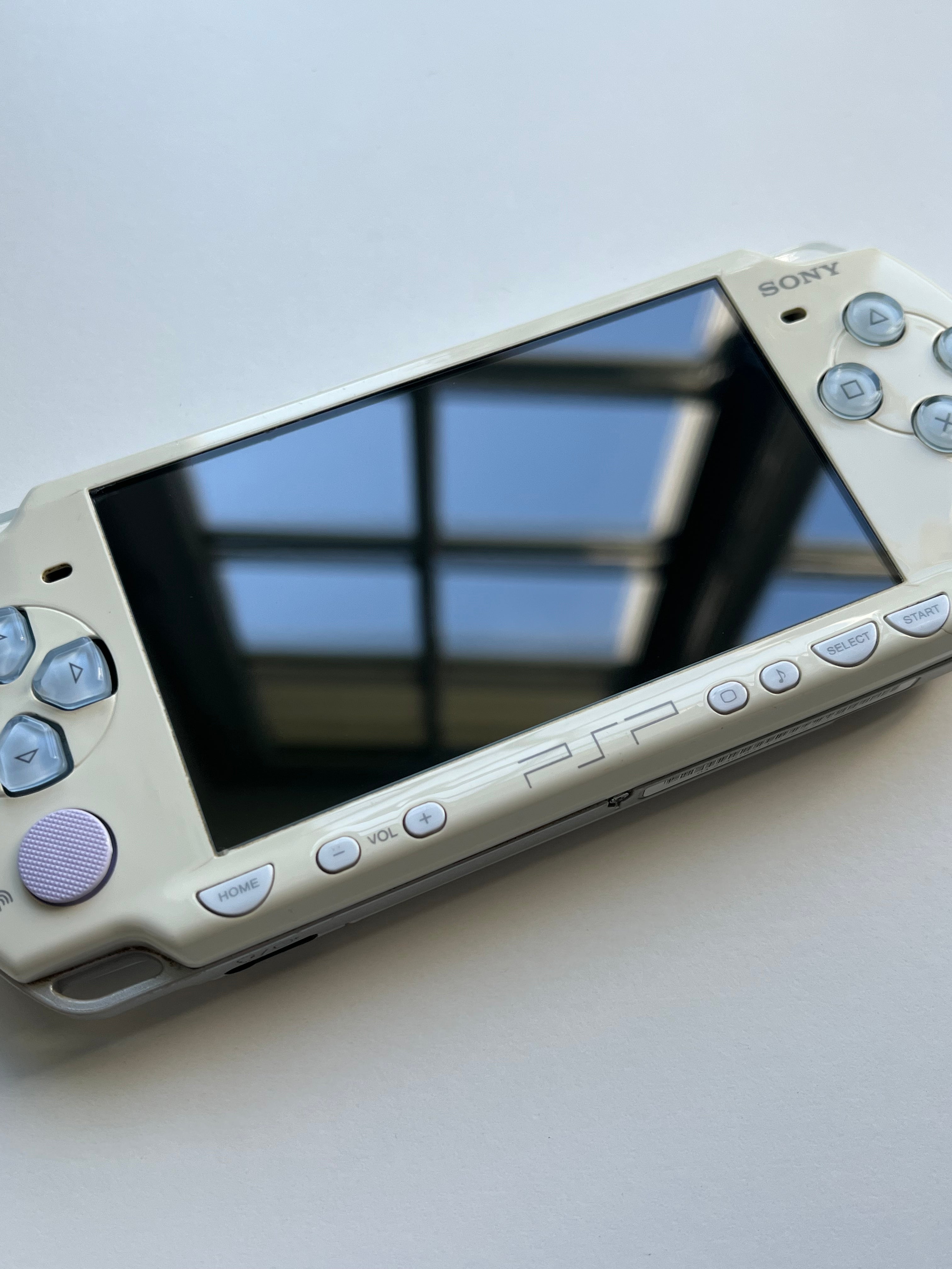 PSP 2000 - Ceramic White